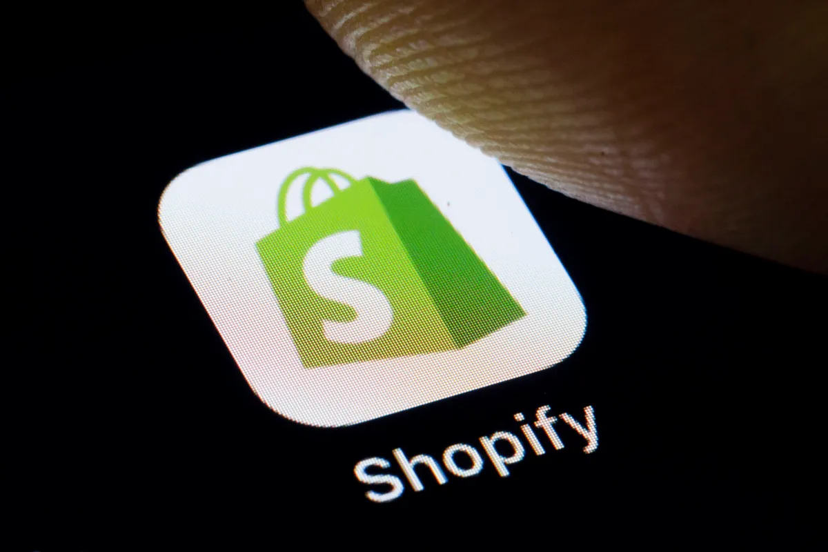 shopify-ra-mat-cong-cu-ai-xay-dung-cua-hang-online